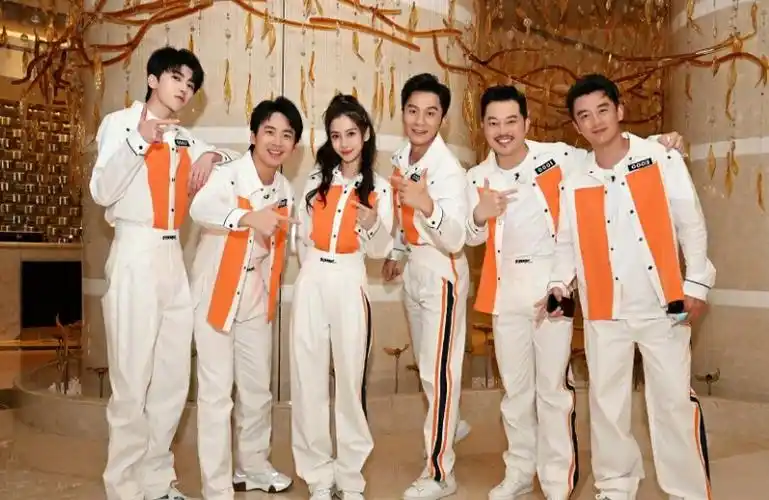 男明星三人合影两个像哥俩一位像老父亲