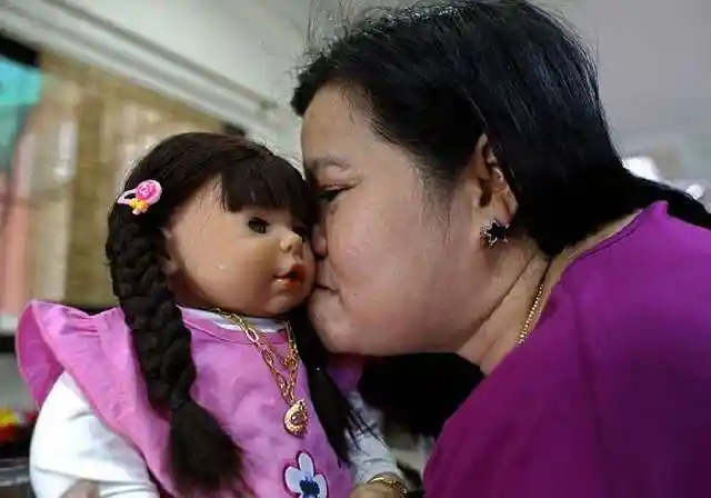 鬼娃娃惊现泰国飞机还买票独占一座位中国游客太瘆人了