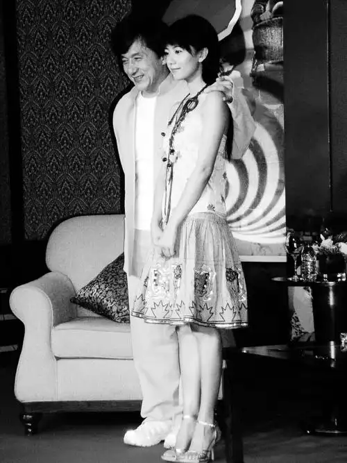 成龙高圆圆沪上牵手宝贝计划mv首发附图