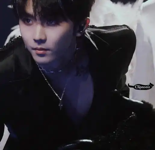 711538锁骨和腰腹#马嘉祺爱心露背拖尾礼服