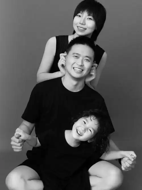 真实有温度的的亲子照一家三口全家福