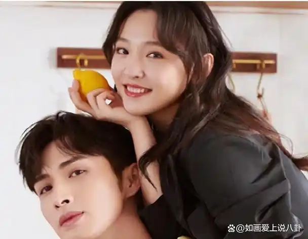 镜头中,张彬彬饰演的深情男主拥抱了身边的女主,两人在热