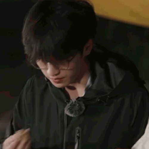 捧着这个瓜皮小眼镜儿猪亲了又亲爱不释手…  #严浩翔这是我的岛