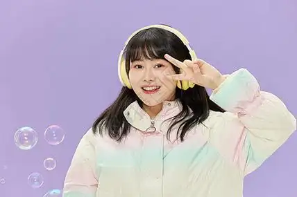 小女孩比耶图片