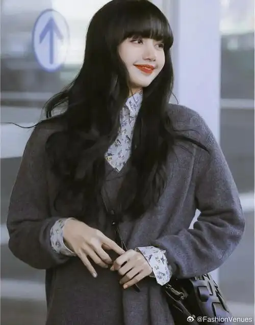 lisa在回归mv中风格大变,走起了黑皮欧美风,对比原来的韩国女团风还