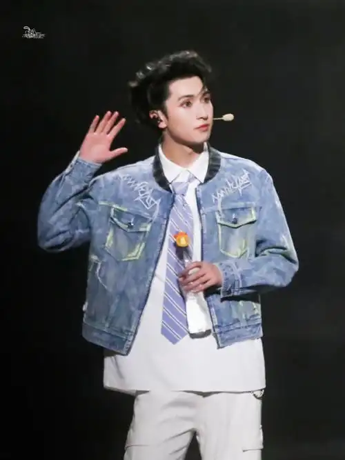 严浩翔超话在看光#严浩翔叁重楼暨出道四周年演唱会##严浩翔 舞台风暴