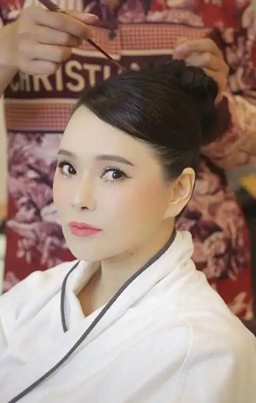 伊能静携全家穿泰服合影,小腹突出被疑怀三胎,米粒首曝正脸颜值高