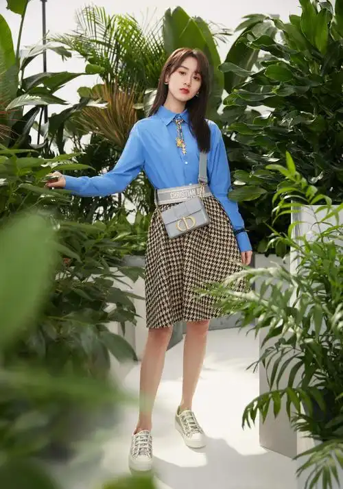 袁冰妍诠释新港风!一袭简约黑裙优雅又大方,微卷长发美翻全场