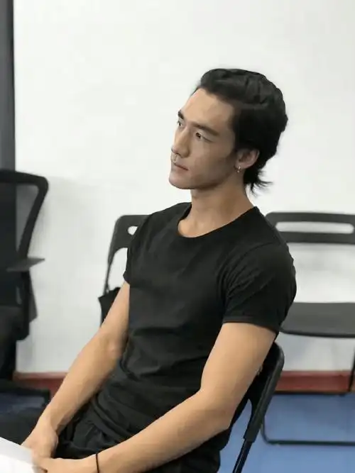 这个演员,好像金城武和吴彦祖的孩子啊.