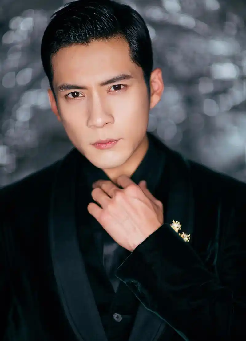 昨晚,韩东君身穿墨绿色丝绒套装出席第十四届mahb年度先生盛典,自带