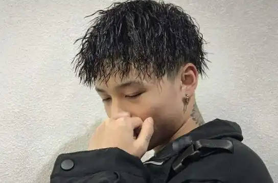 锡纸烫男生短发图片区别的只是服饰的改变那会穿