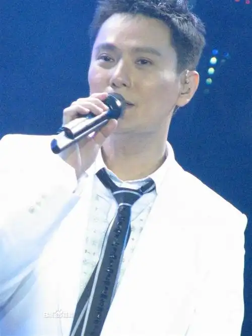 台湾著名男歌手,华语乐坛公认的"情歌王子",在20世纪90年代与叱咤华语