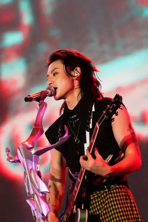 小鬼王琳凯超话歌手,制作人@小鬼-王琳凯#蓝眼泪音乐节#圆满结束.