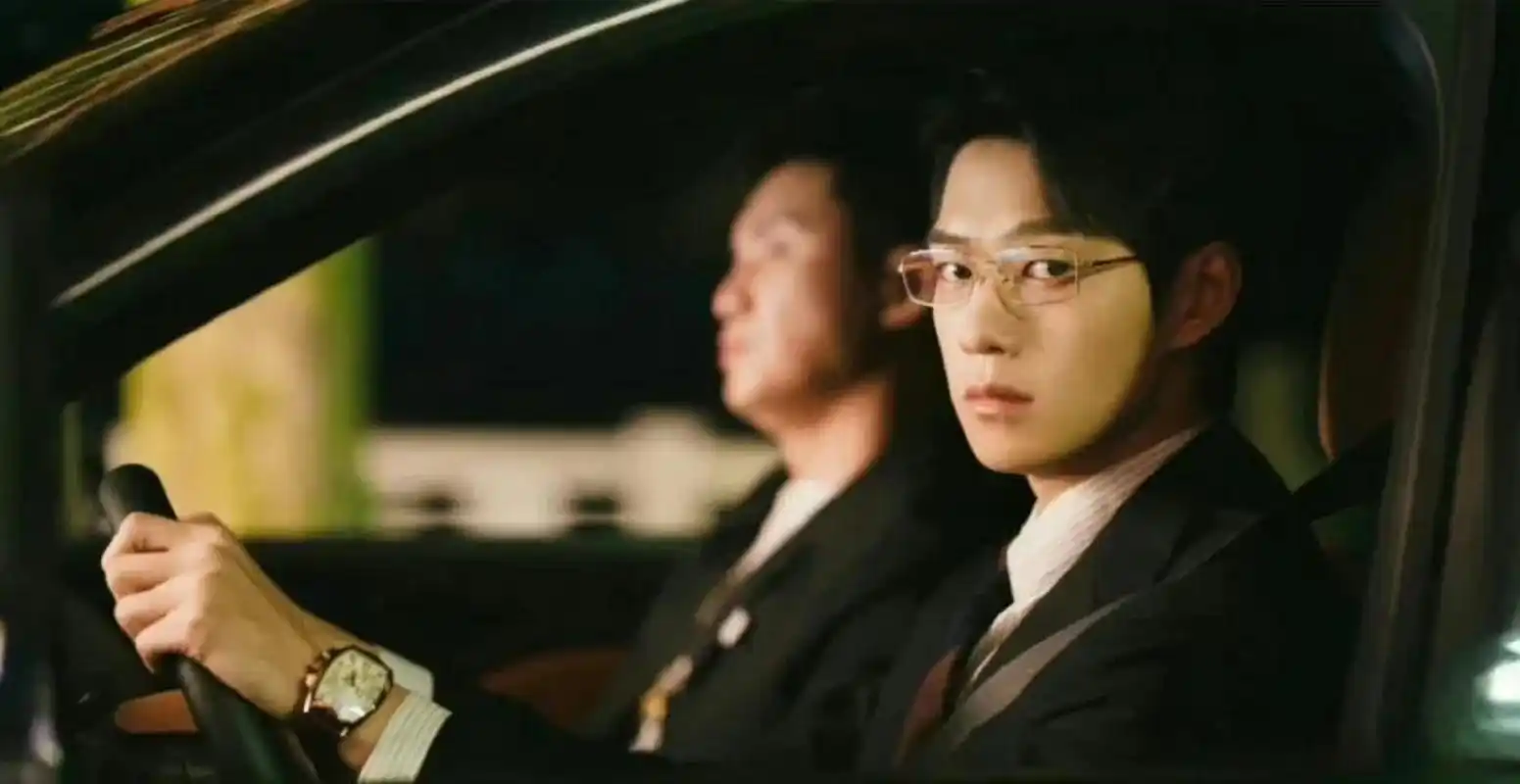 一点都不夸张,最近这两天魏大勋,可以说是连脚后跟都火了.