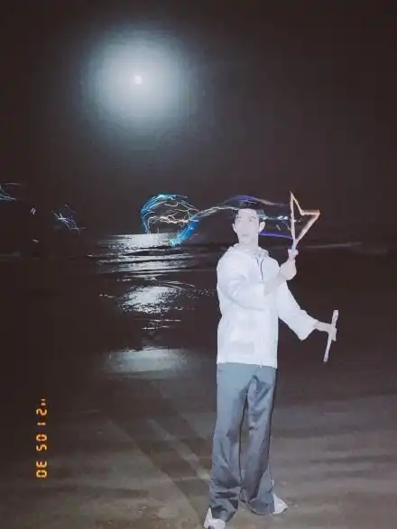 肖战海边玩泡泡登上网络热搜了到底咋了