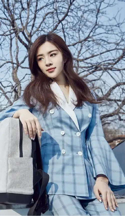 王晓晨身穿一款淡蓝色格纹西服,清新优雅