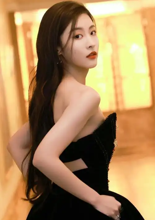 孙芮穿黑色抹胸长裙御姐气场全开身材火辣美艳优雅