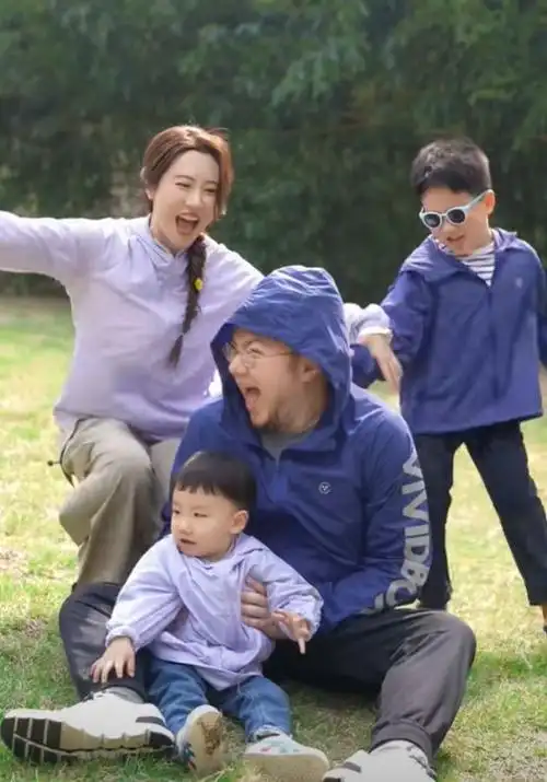 宋丹丹儿子一家度假,巴图背着博谷爱意满泄,二胎长相秀气像奶奶