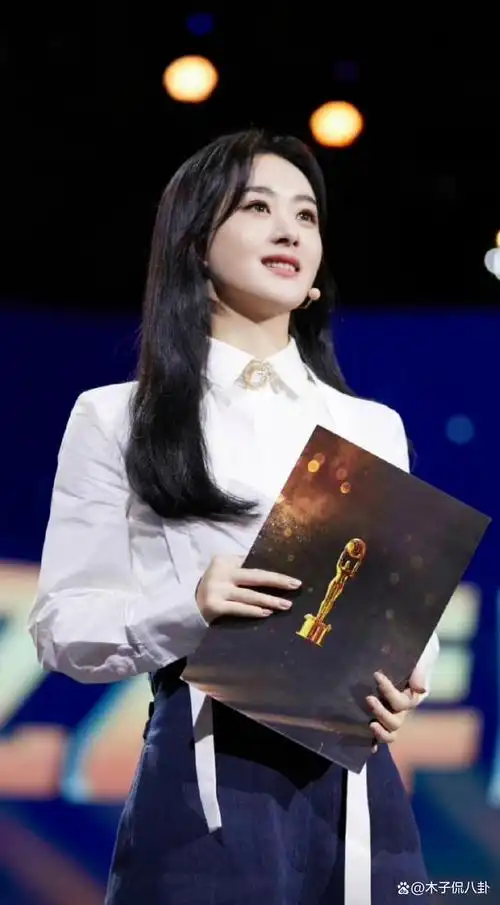 赵丽颖国庆营业照,身穿牙白色旗袍,国泰民安的面相,端庄又美丽