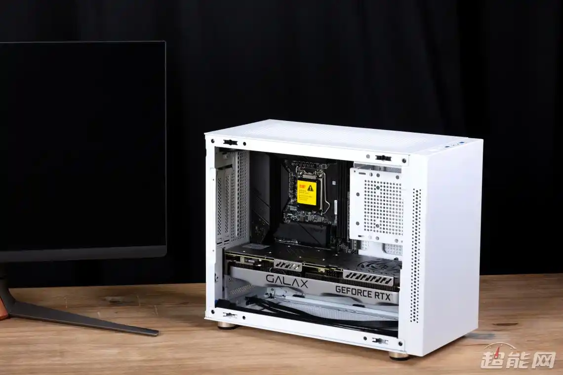 先马趣造im白色款机箱首发图赏:让快乐增加一种色彩