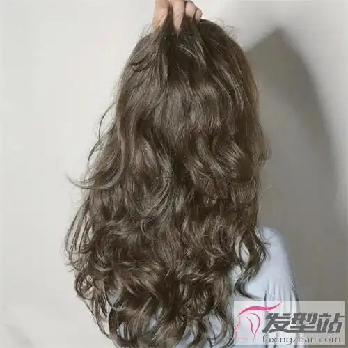 经典长发羊毛卷烫发 慵懒俏皮时尚迷人