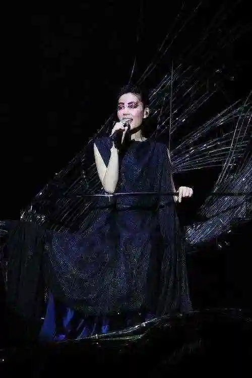 王菲微博道歉王菲终于又罕见的出山营业了