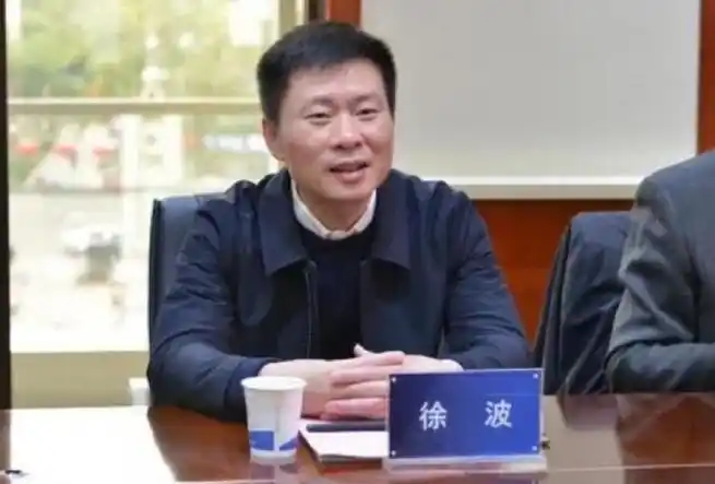 资料显示,徐波1972年出生,今年52岁,1993年毕业于北京邮电学院无线电