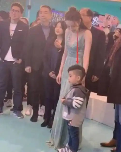 被迪丽热巴逗小孩的画面融化了她还曾自曝想生三个