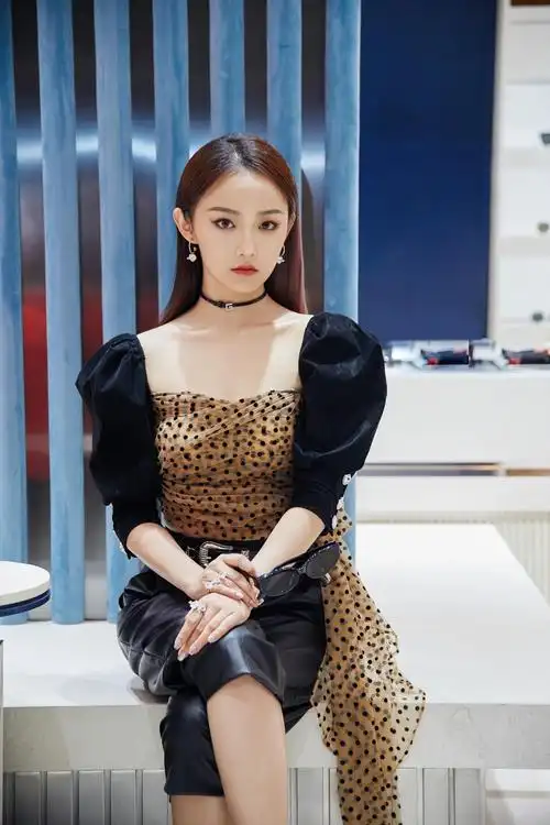 欢娱影视演员吴佳怡six今日亮相gentlemonster杭州新店开幕