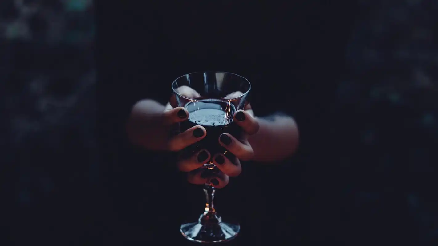 夜晚一个人喝酒的图片