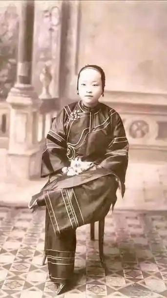 历史老照片:晚清时期,一位裹着小脚的女子的照片