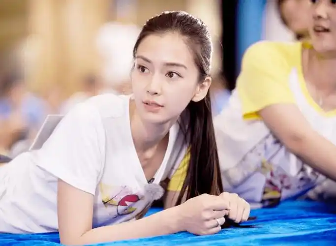 因为除了她怀孕生子的那一季是迪丽热巴代班以外,她也算是从没缺席过