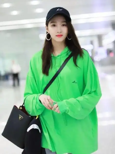 关晓彤不仅迷上原谅绿,还超爱秀腿!__财经头条