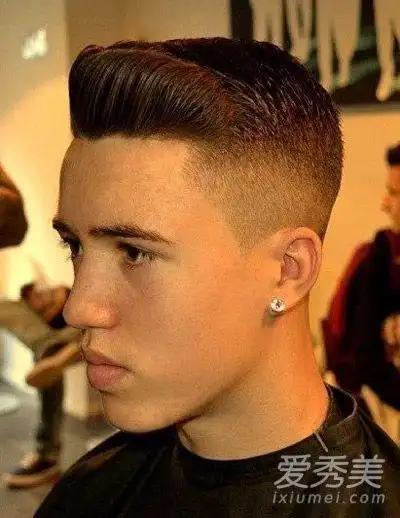 长鬓角男发型(男生长脸要不要留鬓角)-图2