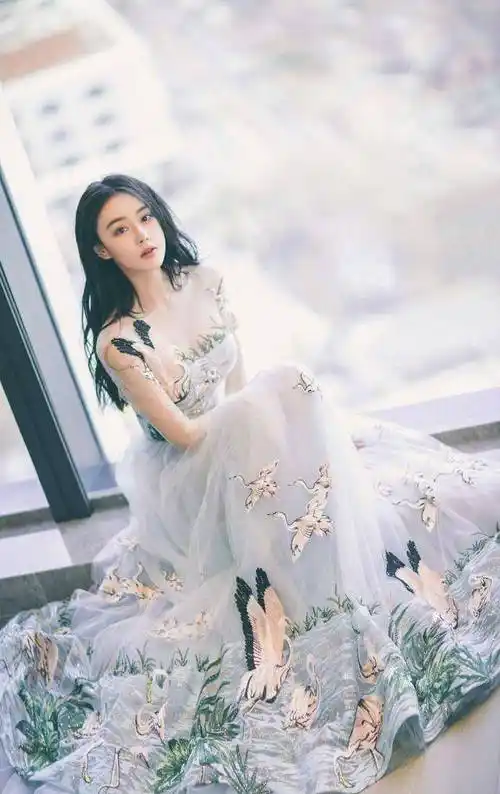 169cm张馨予身材就是好一袭白色连衣裙气质惊艳以为她是超模