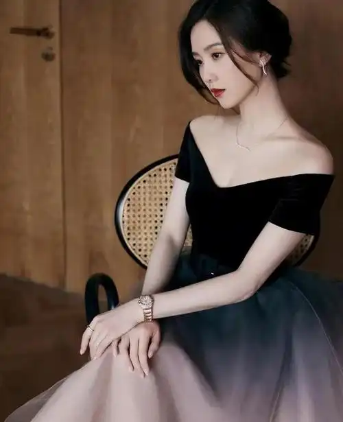 刘诗诗穿渐变色网纱长裙亮相戴22万手表显贵气网友太高级了