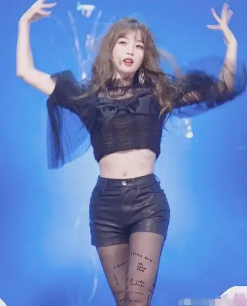 虞书欣性感黑丝露酥胸内衣外穿引争议可御可纯小野猫风太美了