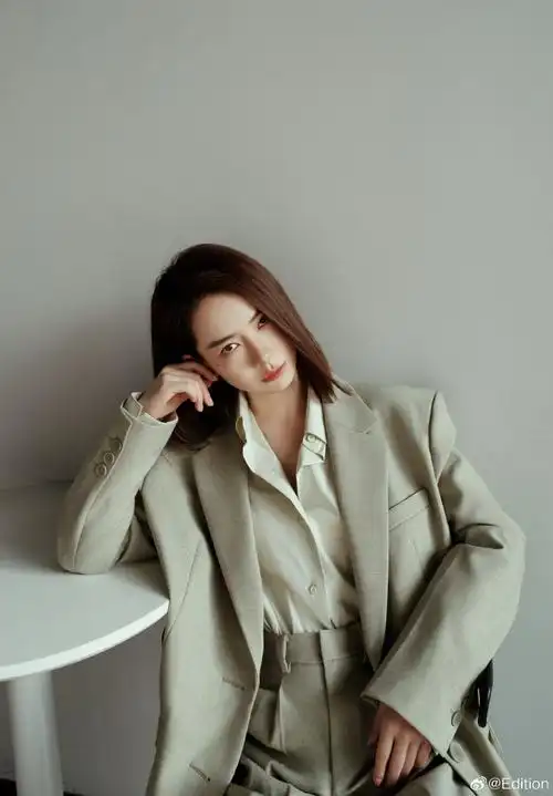 edition品牌大使戚薇#@戚薇身穿edition雾绿羊毛呢西装套装私服拍 ..