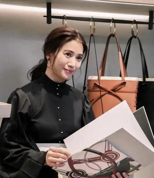 组图49岁袁咏仪出席活动气质优雅透露与张智霖圣诞甜蜜行程