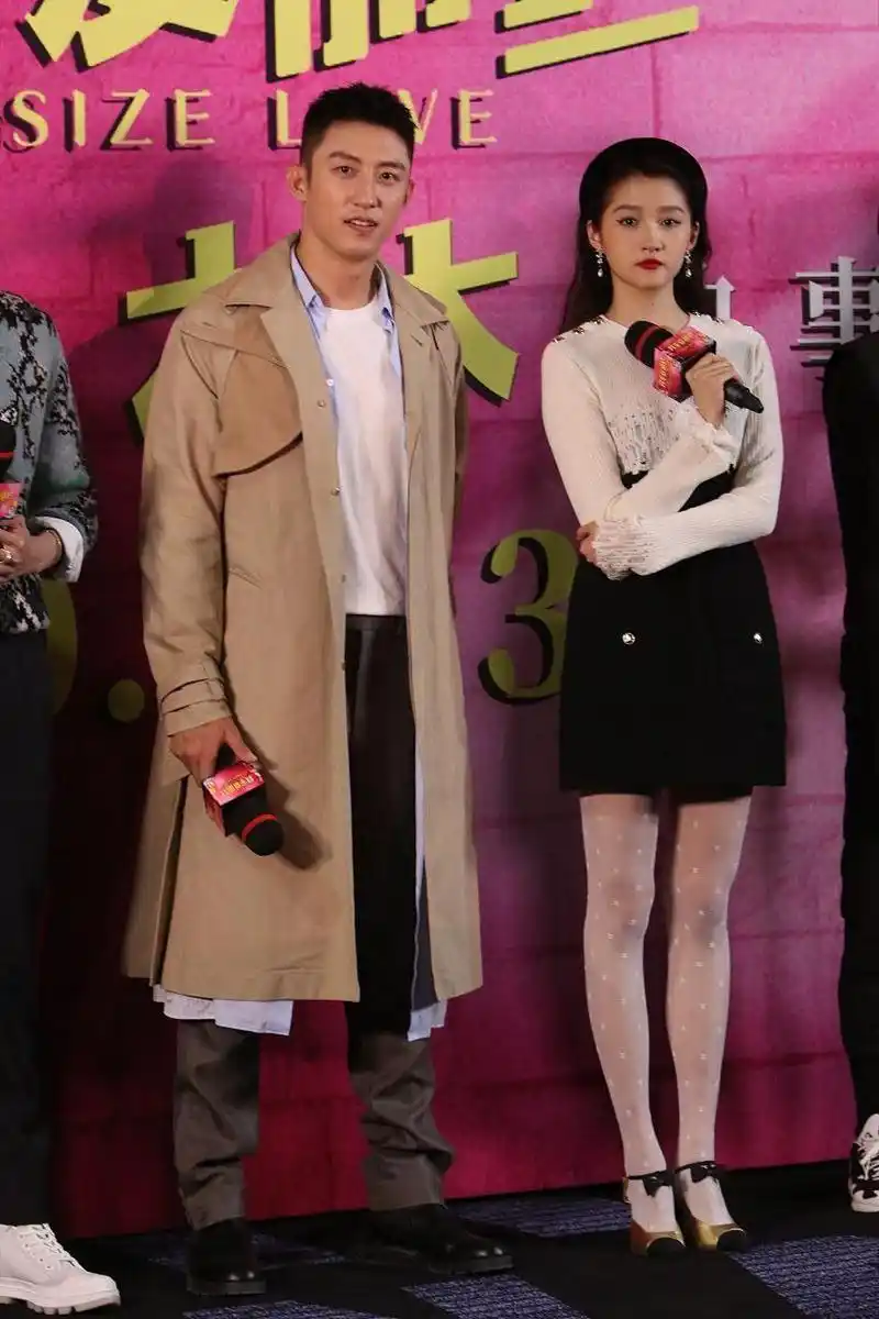 看得出来 :黄景瑜187的身高绝对没有掺假,即使站在173关晓彤的身边