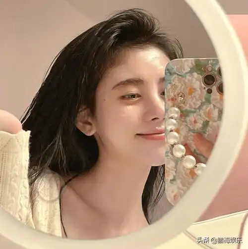 鞠婧祎晒洗脸素颜照,掀开她的铁刘海,发际线是否真实一目了然_时候