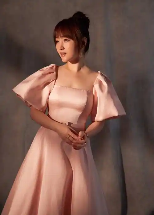 原创原创49岁杨钰莹穿粉色丝绸质地长裙显凹凸有致还这么有料