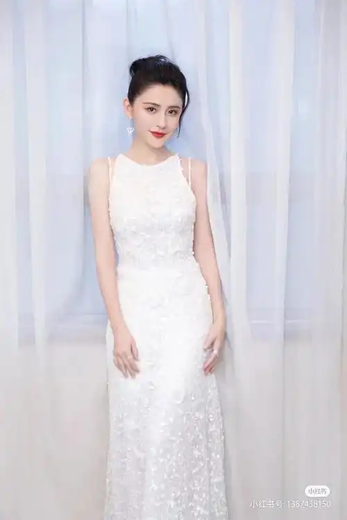 肌肤白皙性感迷人的热依扎