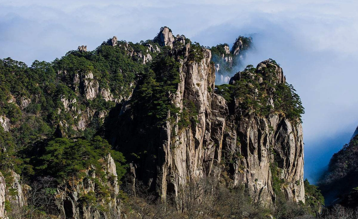 黄山:中国十大名山之一,层峦叠嶂,奇峰耸立,值得一看