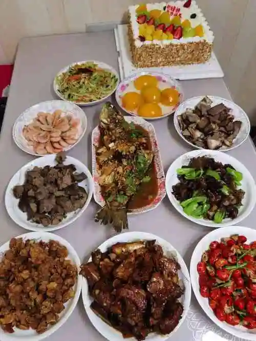 一桌子菜配上生日蛋糕,简直太完美