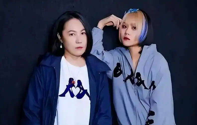 令人欣喜的是,通过窦家媛和姐姐窦靖童的微博互动可以看出,父母之间的