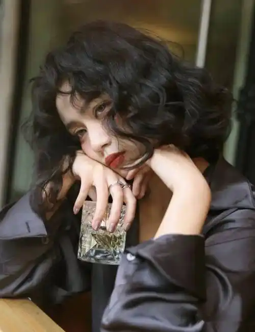 "复古港风烫发"女孩,年底烫发约起来!_发型_刘海_头发