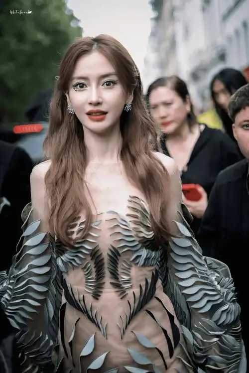 杨颖巴黎高定时装周性感造型美爆了!但网传她要演短剧