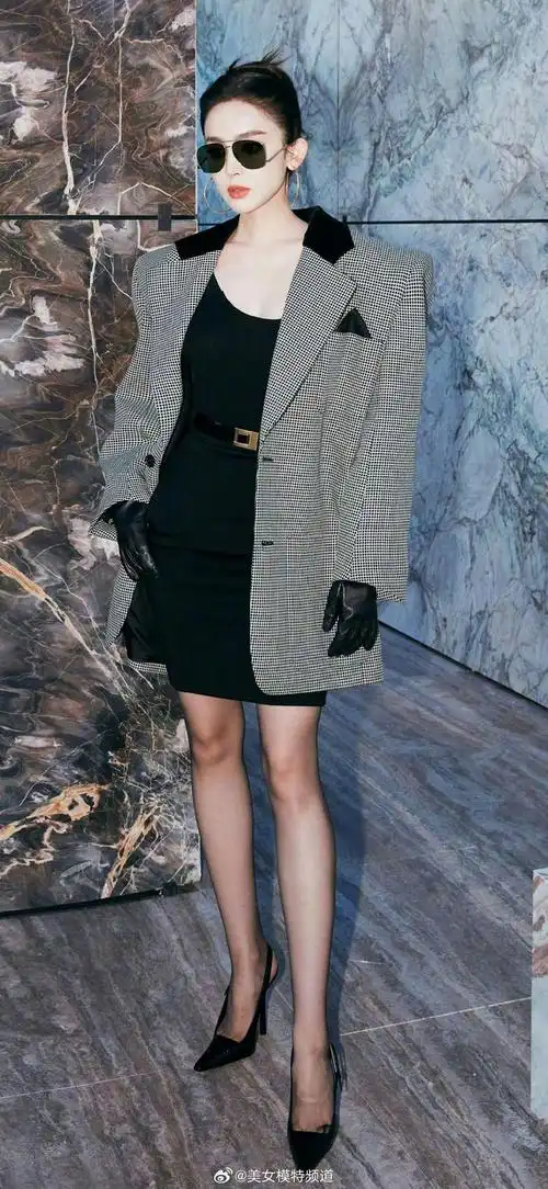 娜扎巴黎时装周黑色丝袜大长腿