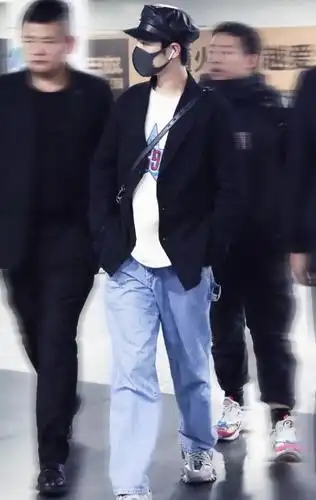 183cm肖战,穿"半永久式"阔腿裤,腿精身份藏不住了!